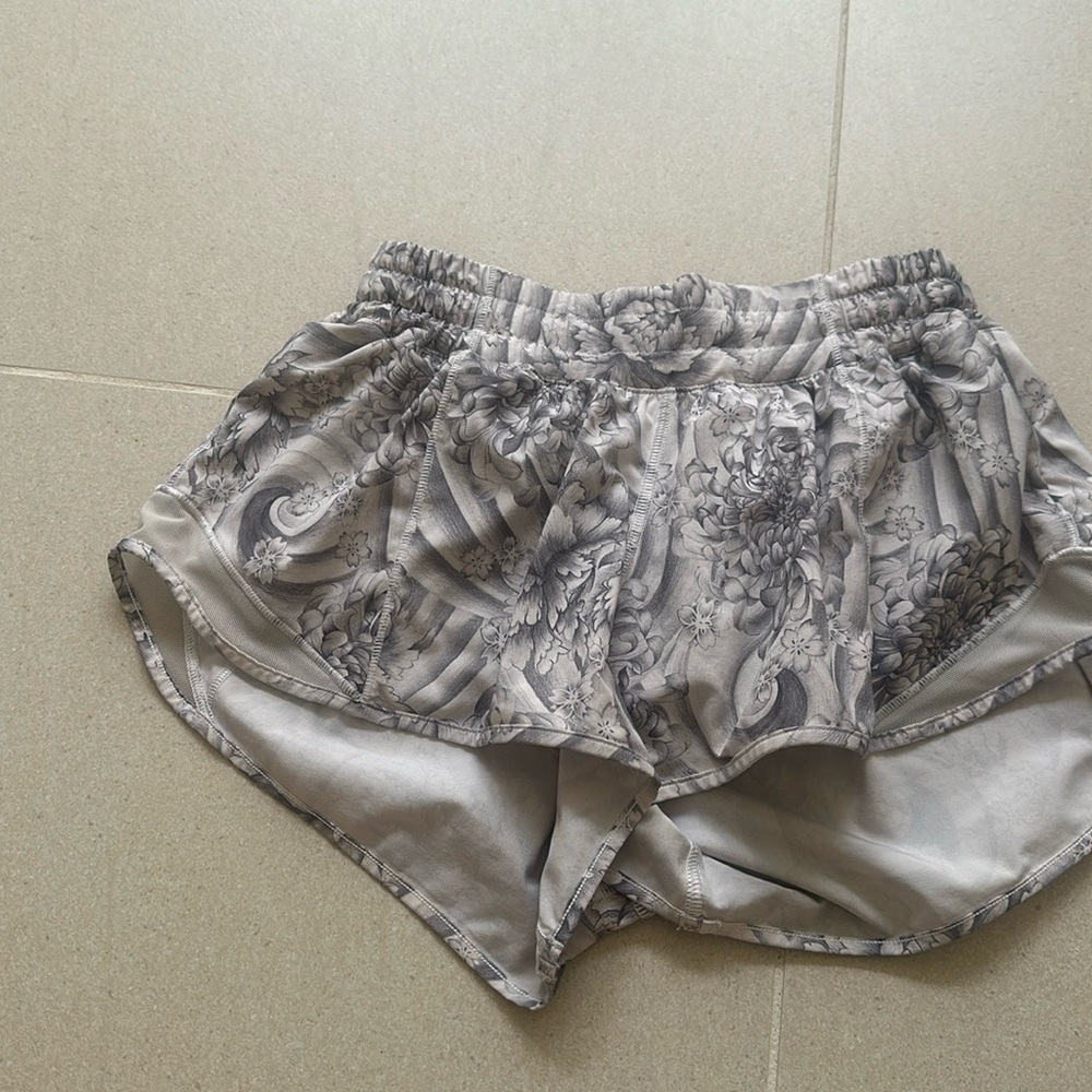 Rare lululemon hotty hots size 4 2.5 in inseam perfect condition